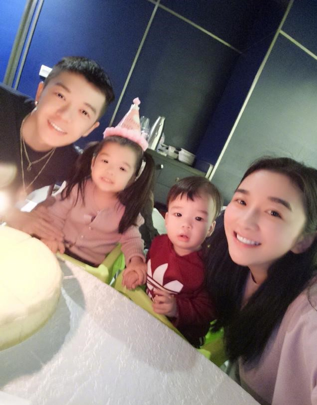 王栎鑫老婆晒女儿唱歌日常 王唯伊声音软糯萌气十足