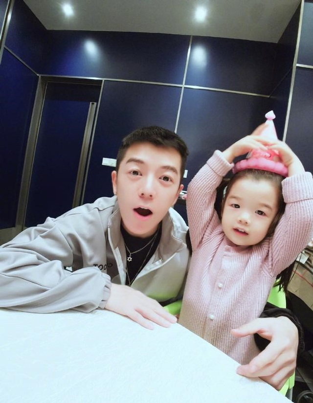 王栎鑫老婆晒女儿唱歌日常 王唯伊声音软糯萌气十足