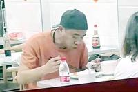陈小春平价小店就餐被偶遇 边吃鸡腿饭边看手机接地气