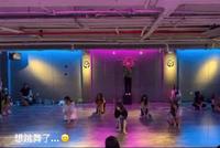 汪峰大女儿穿露脐装站C位跳舞 舞姿性感秀蛮腰