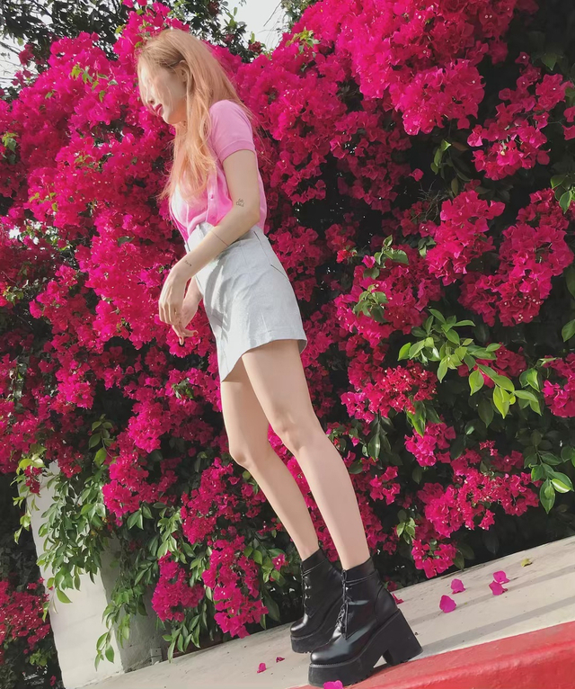 泫雅晒花间照红唇美艳动人 粉衣短裙大秀纤细美腿