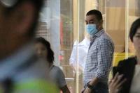 刘青云独自看医生一脸病容 遇路人围观友善回应