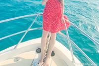 温碧霞海边度假穿红裙宛如少女 肤白貌美满脸笑容心情好