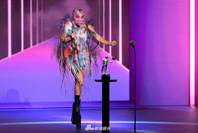 组图：VMA颁奖礼GagaA妹面罩造型首演新歌 麦莉亮片黑裙秀曲线