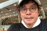 70岁谭咏麟戴口罩健身 戴棒球帽头发凌乱黑眼圈明显