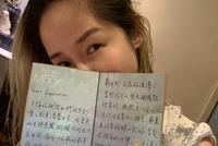 萧亚轩拿粉丝手写信拍照 素颜露半张脸手上美甲赶新潮