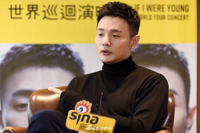 李荣浩不愿在"周边"拼噱头 演唱会海报洗个头就开拍