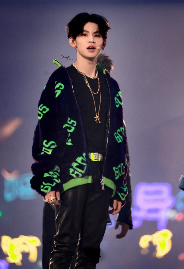 组图：NINEPERCENT告别演唱会九人合体开唱 粉丝台下比拼灯牌