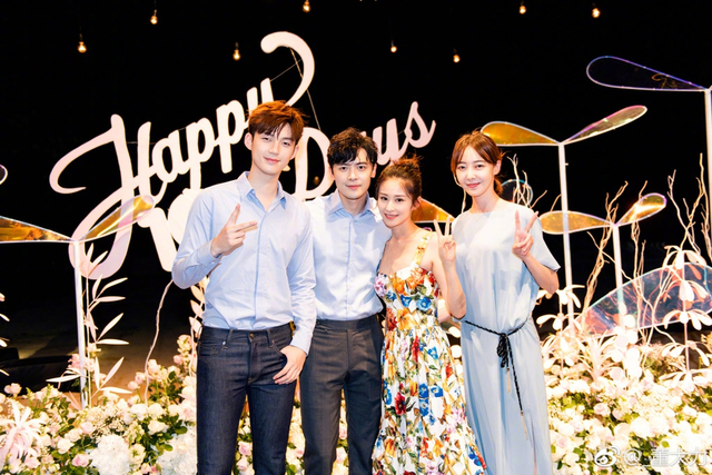 组图：付辛博颖儿婚礼迎亲现场甜吻 朴实真挚泪洒现场