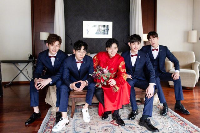 组图：付辛博颖儿婚礼迎亲现场甜吻 朴实真挚泪洒现场