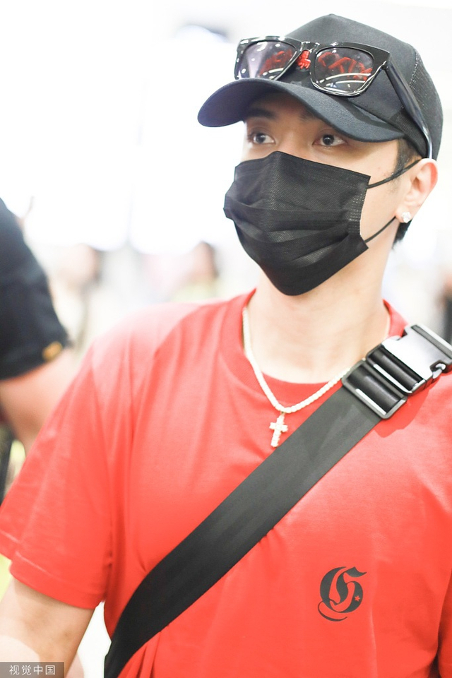 未受出轨风波影响 罗志祥穿橘衣墨镜驾头顶亮相_新浪图片