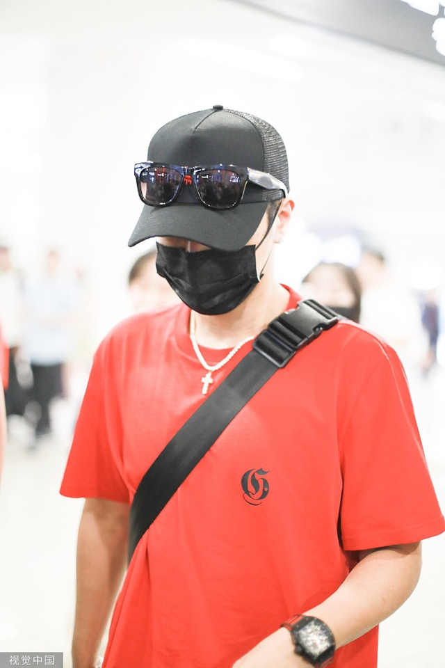 未受出轨风波影响 罗志祥穿橘衣墨镜驾头顶亮相_新浪图片