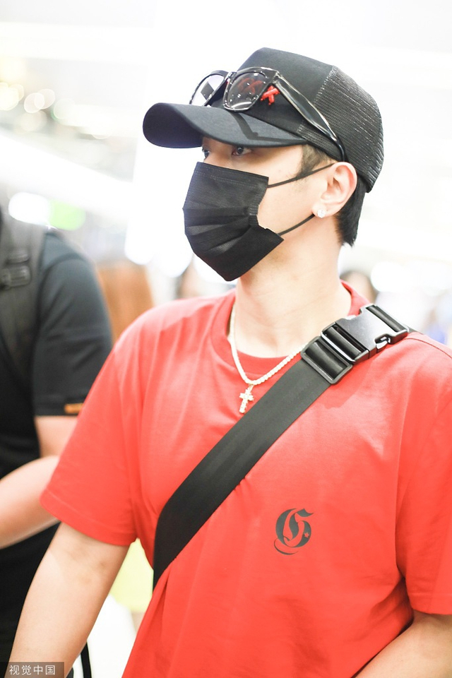 未受出轨风波影响 罗志祥穿橘衣墨镜驾头顶亮相_新浪图片