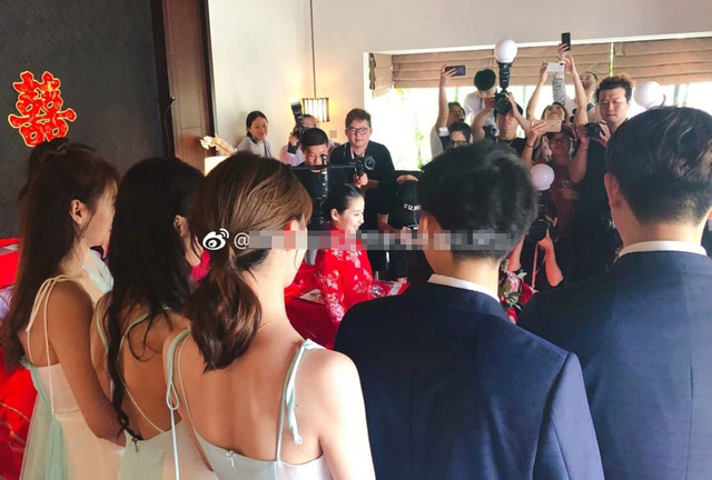 组图：付辛博颖儿婚礼迎亲现场甜吻 朴实真挚泪洒现场