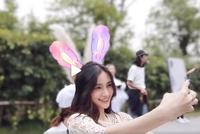 baby懒理与黄晓明离婚传闻 化身兔女郎灿笑自拍玩不停