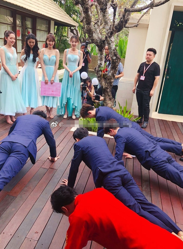 组图：付辛博颖儿婚礼迎亲现场甜吻 朴实真挚泪洒现场