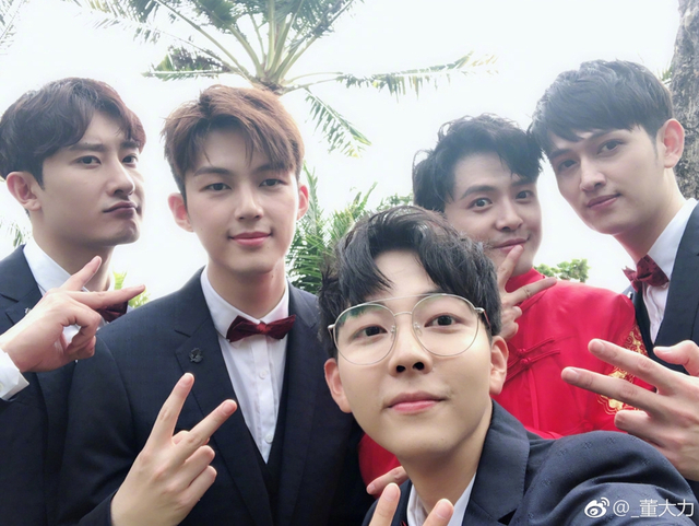 组图：付辛博颖儿婚礼迎亲现场甜吻 朴实真挚泪洒现场