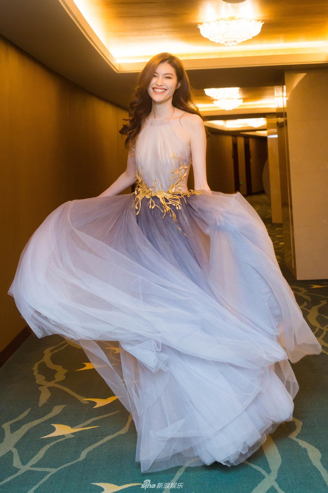 何穗身着露背长裙笑容璀璨