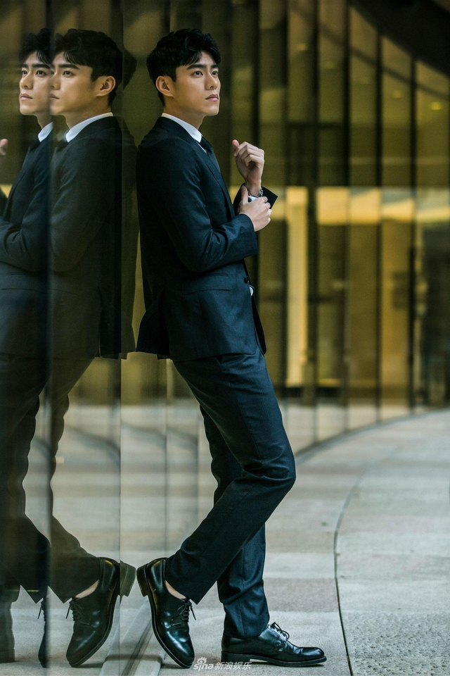 李程彬为"幕后英雄"颁奖 儒雅文艺化身翩翩绅士_新浪图片