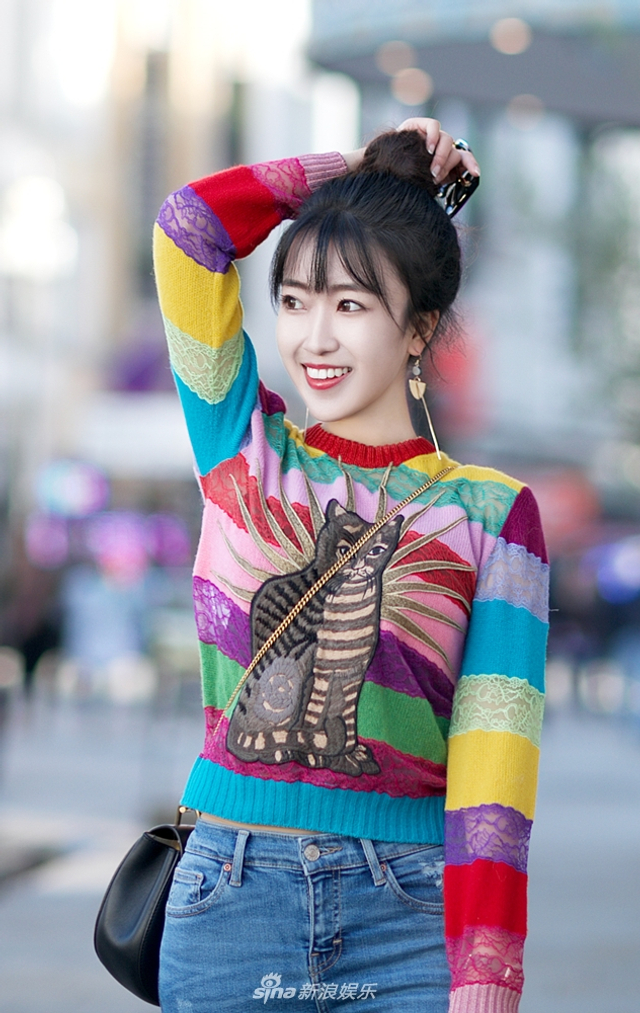 蕊希时尚街拍曝光 彩虹糖毛衣凸显满满少女心_新浪图片