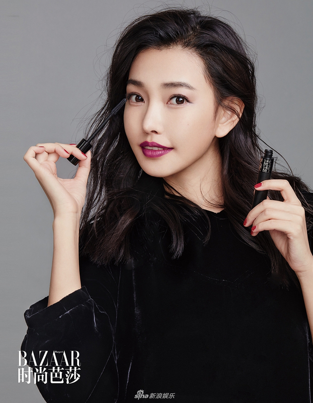 童菲写真曝独家圣诞闪耀妆容