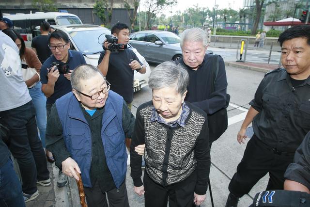 金庸葬礼举行马云张纪中现身