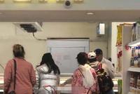 范冰冰和妈妈逛超市被偶遇 皮肤白皙保养好喝椰子汁超可爱