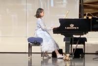 钟丽缇女儿穿天鹅装现身音乐会 钢琴独奏表演气场强大