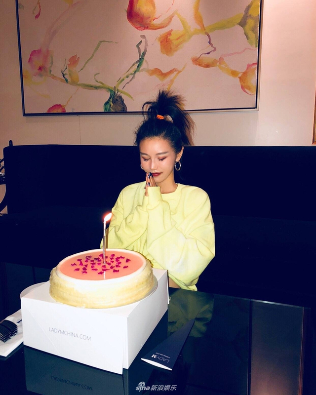 aaayuko过生日现场各大网红齐聚,晒出的照片中满屏肤白貌美的长腿美女