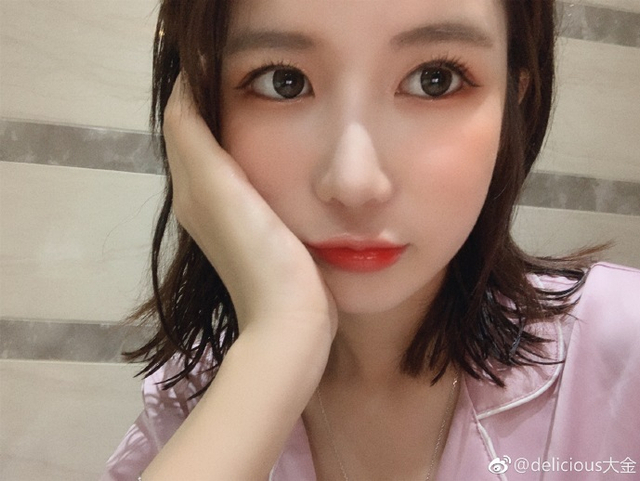 许凯网红前女友大金近照曝光 牵绳遛狗打扮甜美可人