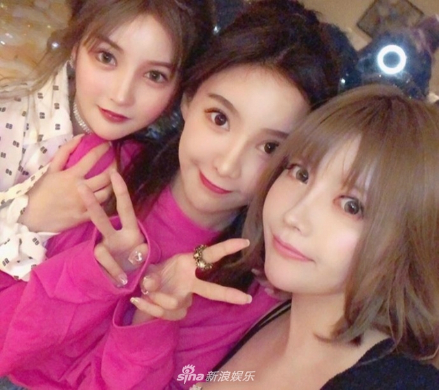 合影中各路美女网红更是难得齐齐亮相,相同的大眼小脸高鼻梁,仿佛
