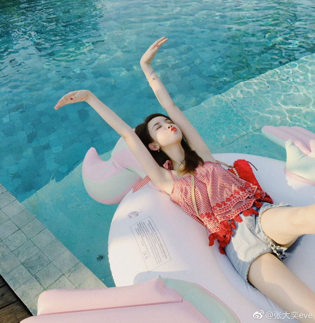高考怀挺!网红张大奕泳池写真诱人胸前写加油