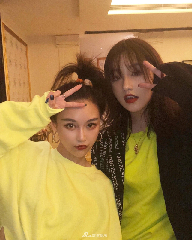 合影中各路美女网红更是难得齐齐亮相,相同的大眼小脸高鼻梁,仿佛