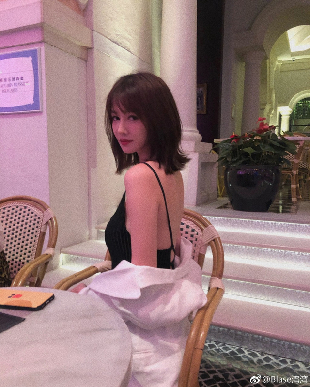 3/13新浪娱乐讯 近日,网曝李易峰与网红blase湾湾跨年同游苏梅岛,疑似