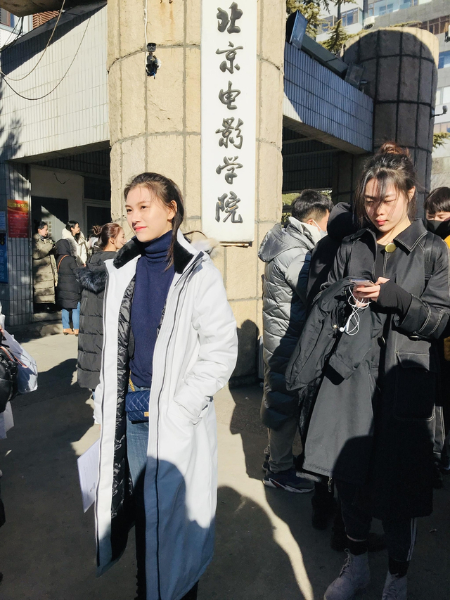 北京电影学院艺考正式启动 美女考生包裹严实寒风中赴考
