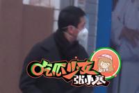 隐婚生子?周杰携神秘男孩前往医院就诊 全程贴心照顾
