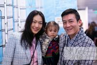 组图:39岁陈冠希带妻女久违公开同框 秦舒培素颜女儿嘟嘴卖萌