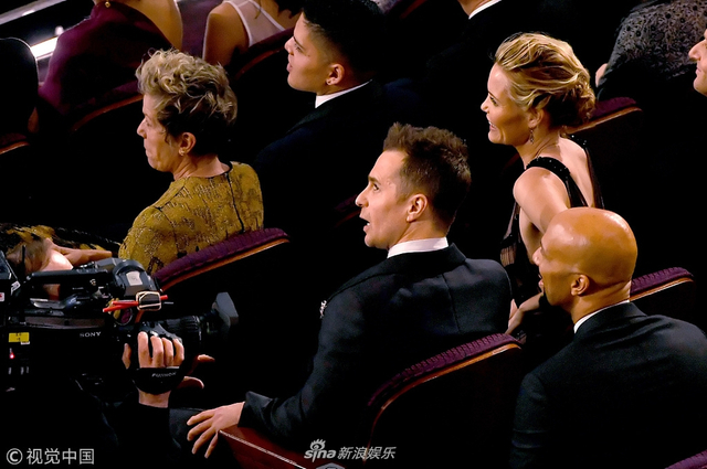 组图:山姆·洛克威尔获奥斯卡最佳男配角 激动将金人先放一旁