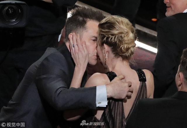 组图:山姆·洛克威尔获奥斯卡最佳男配角 激动将金人先放一旁