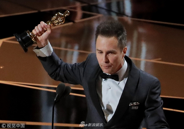 组图:山姆·洛克威尔获奥斯卡最佳男配角 激动将金人先放一旁