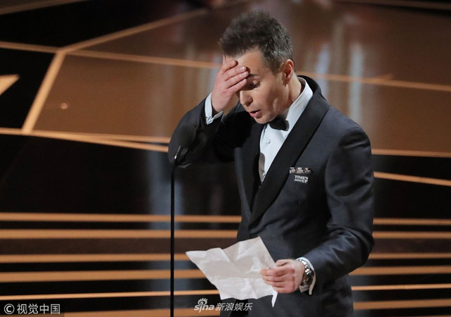 组图:山姆·洛克威尔获奥斯卡最佳男配角 激动将金人先放一旁