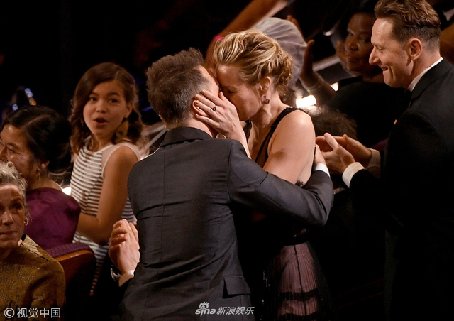 组图:山姆·洛克威尔获奥斯卡最佳男配角 激动将金人先放一旁