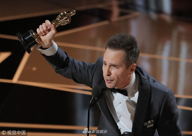 组图:山姆·洛克威尔获奥斯卡最佳男配角 激动将金人先放一旁