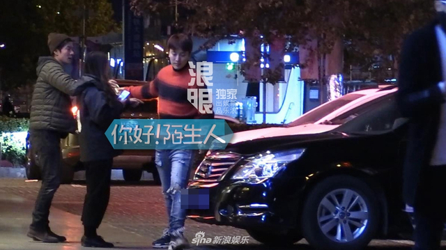 组图：贾乃亮深夜聚会遇新手女司机 亲自帮挪车称“我的问题”