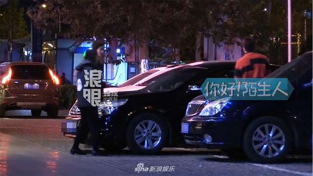 组图：贾乃亮深夜聚会遇新手女司机 亲自帮挪车称“我的问题”