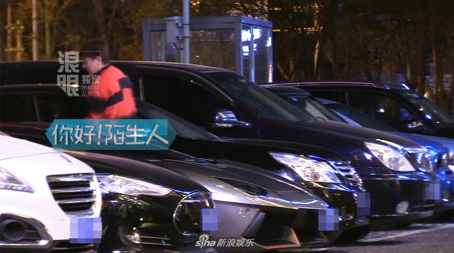 组图：贾乃亮深夜聚会遇新手女司机 亲自帮挪车称“我的问题”