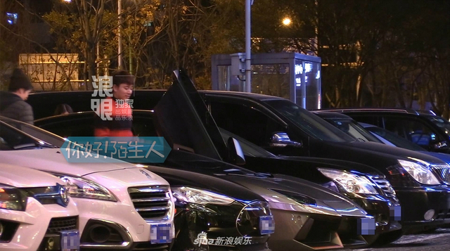 组图：贾乃亮深夜聚会遇新手女司机 亲自帮挪车称“我的问题”
