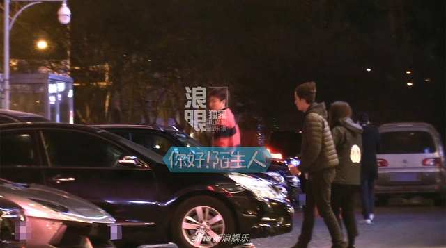 组图：贾乃亮深夜聚会遇新手女司机 亲自帮挪车称“我的问题”
