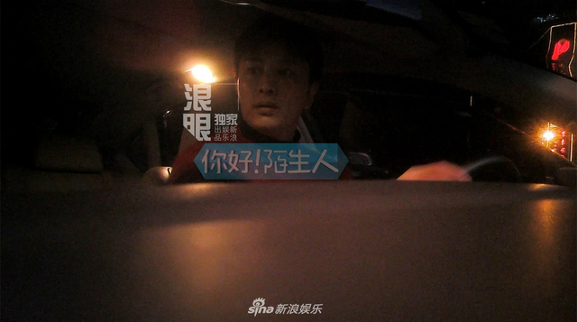 组图：贾乃亮深夜聚会遇新手女司机 亲自帮挪车称“我的问题”