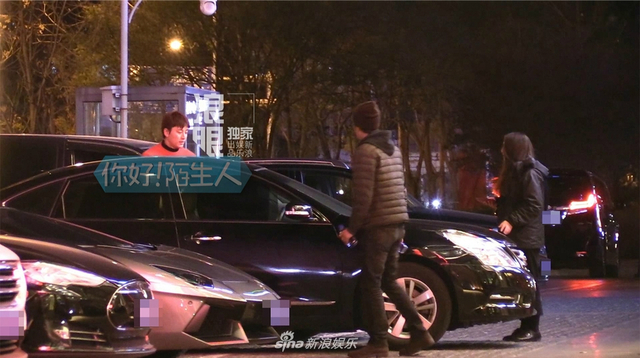 组图：贾乃亮深夜聚会遇新手女司机 亲自帮挪车称“我的问题”